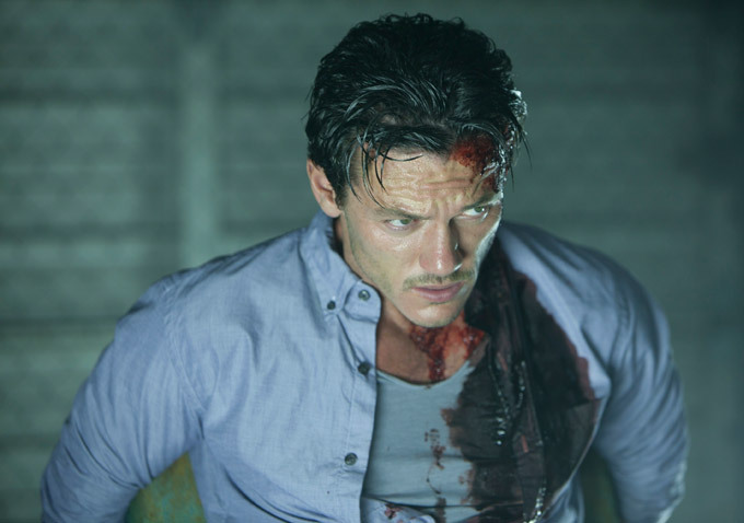 luke-evans-no-one-lives_03_large