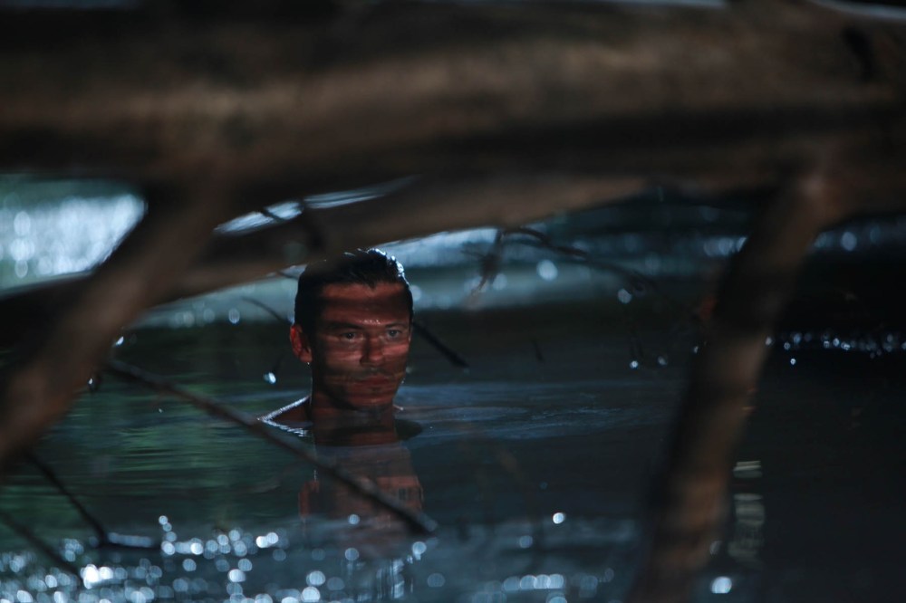 no-one-lives-luke-evans