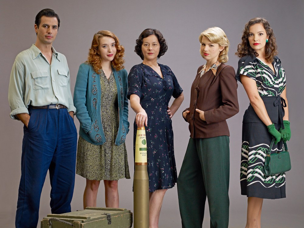 cast-of-bomb-girls-3