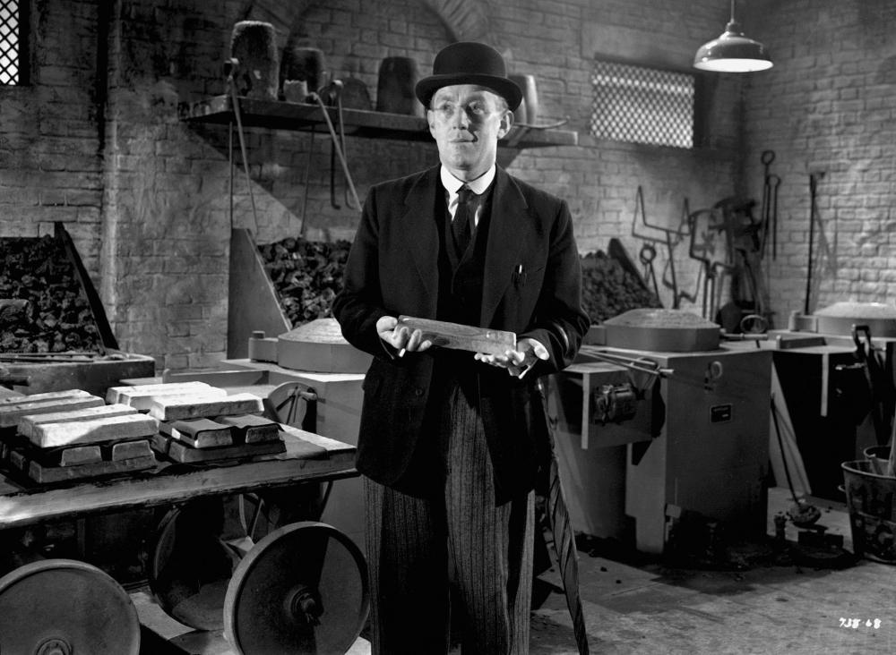 still-of-alec-guinness-in-the-lavender-hill-mob-(1951)-large-picture