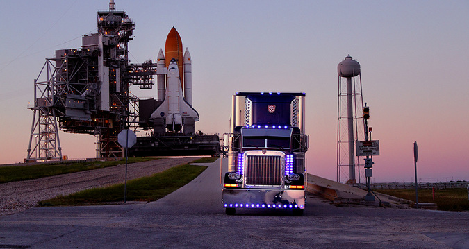 transformers-3-dark-of-the-moon-behind-the-scenes-michael-bay-optimus-prime_1314465802