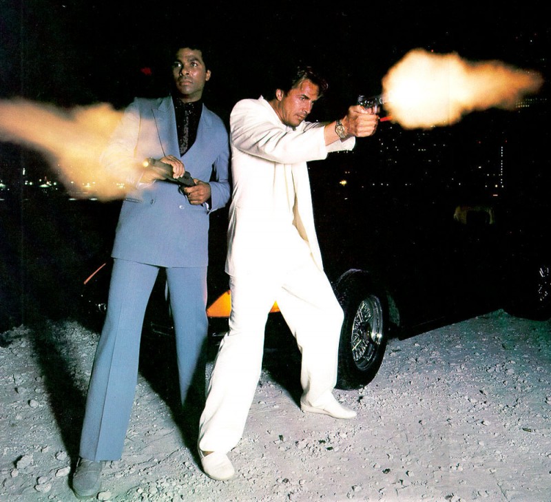 Miami-Vice-Detective-Ricardo-Tubbs-James-Crockett-Suits-Guns-Beach-Picture-e1436195010709-800x729